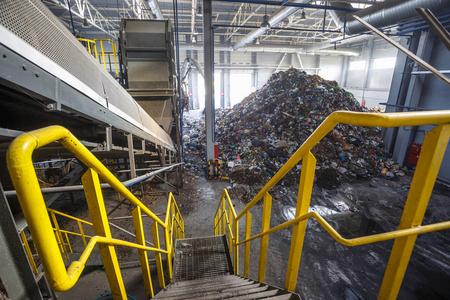 工厂供氧现代废物回收加工厂的金属桁架结构. 单独的垃圾收集.