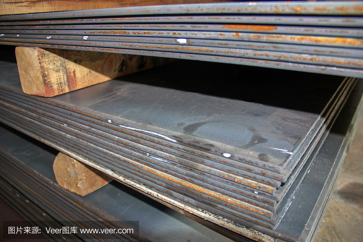 碳钢板制造厂。碳钢板用于需要耐用性和强度的产品,但不需要较薄的金属板更轻的重量。